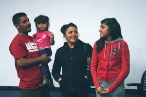 Katherine Figueroa, a la derecha, habla a una audiencia en Northern Arizona University el 9 de abril acera del dolor y la frustracion que se causó cuando sus padres, Carlos y Sandra, se arrestaron en un lavado de carros por los deputados del Sheriff del Condado de Maricopa y se detuvieron por varios meses por la inmigracion. Su historia se contó en el documentario “Dos Americanos”  de Dan De Vivo y Varia Fernandez.