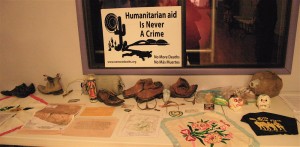 Zapatos, ropa, y otras cosas perteniciente a los inmigrantes que cruzaron el Desierto Sonorense se exhibieron durante el evento anual para recaudar fondos “Bailando atrevez del las Fronteras”. Foto por Frank X. Moraga / AmigosNAZ 