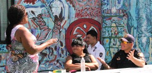 Coral Evans, a la izquierda, directora de Sunnyside Neighborhood Association, habla con miembro de Sunnyside, Irene Montano, durante su reciente Fiesta de Mayo en Flagstaff. Fotos: Frank X. Moraga / AmigosNAZ