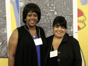 Coral Evans, a la izquierda, directora de Sunnyside Neighborhood Association, y miembro de Sunnyside, Irene Montano, asistan a una feria de informacion comunitaria para Hermosa Vida el 12 de mayo, 2010 en Flagstaff.