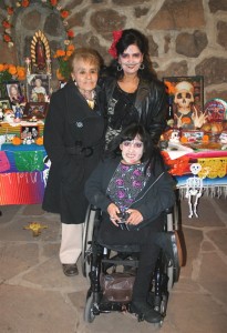 Lupe Anaya, izquierda, Lydia Anaya, superior y Christina Anaya saludan a los visitantes frente a su altar en las Celebraciones de la Gente del 2012.