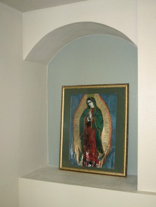 Una imagen de la Virgin de Guadalupe se siente en un nicho nuevo creados por Armando Gonzalez y su nuero. Foto: Frank X. Moraga / AmigosNAZ