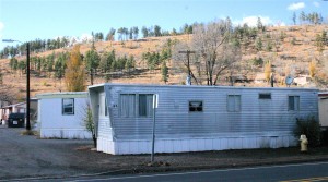 Los residentes de Arrowhead Village dijeron que tendrían que abandonar sus hogares, porque son demasiado viejos y no hay otro lugar para ponerlos en Flagstaff, si se ven obligados a desplazarse a causa de un proyecto de vivienda estudiantil propuesto. Abajo, la vista desde la calle de “The Retreat”, un proyecto de viviendas cerradas para estudiantes de varios pisos en Tucson desarrollado por Landmark Properties de Athens, GA , el mismo promotor que busca construir en Flagstaff. Los residentes, foto inferior, se ofrecen de voluntario para organizar una fiesta/ protesta a las 5 pm Sábado, el 2 de noviembre en el parque de casas rodantes.