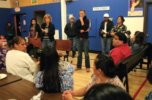 Organizadores comunitarios escuchan a más que 60 residentes de Arrowhead Village en su intento de encontrar estrategias para evitar que los promotores convierten su parque de casas móviles (arriba) a la vivienda de varios pisos para estudiantes durante una reunión de última hora celebrada en la Escuela Primaria Killip en Flagstaff. Fotos: Frank X. Moraga / AmigosNAZ ©2013