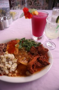 Pink tablecloths can be found at Rancho Chamayó in New Mexico. Mantel Rosado en Rancho de Chimayó en New Mexico. Photo / Foto: Stacey Wittig