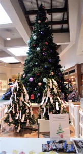 El Flagstaff Mall está trabajando una vez más con el Ejército de Salvación en su programa Angel Tree, que coincide los donantes con los niños de las familias calificadas que no pueden ofrecer regalos y ropa para sus hijos durante las feriadas.
