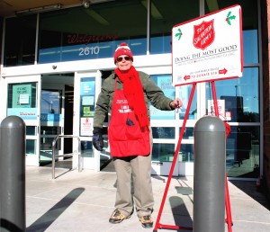 Salvation Army volunteer Bill Strom encourages shoppers to “feed the kettle” in front of the Walgreens store on E. Route 66. Photos by Frank X. Moraga / AmigosNAZ