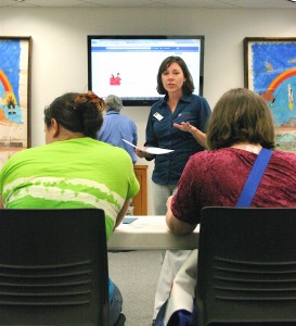 Ann Tatham, center, workforce development specialist at the Coconino County Career Center, provides young people with tips they need for a successful summer job search during a “Youth Employment Prep Workshop Series” class held April 8 at the East Flagstaff Library. Another session will be held May 13, 14 and 15. More competition from experienced and out-of-work job seekers will make summer job-hunting a challenge in 2014. However, programs are available to help youth improve their chances by practicing their interviewing skills, learning how to properly fill out job applications and dressing for success. Ann Tatham, centro, especialista en el desarrollo del personal en el Centro de Carreras del Condado de Coconino, ofrece a los jóvenes consejos necesarios para una búsqueda de trabajo de verano con éxito durante una clase de “Serie de Capacitacion para Jóvenes en la Preparacion para el Empleo” que tuvo lugar el 8 de abril en la Biblioteca del Este de Flagstaff. Otra sesión se llevará a cabo el 13, 14 y 15 de mayo. Más competencia de demandantes de empleo con experiencia y fuera de trabajo hará la búsqueda de trabajo para el verano un reto en 2014. Sin embargo, los programas están disponibles para ayudar a los jóvenes a mejorar sus posibilidades mediante la práctica de sus habilidades en la entrevista, aprender cómo llenar correctamente las solicitudes de empleo y vestirse para el éxito.Photo / foto: Frank X. Moraga / AmigosNAZ ©2014