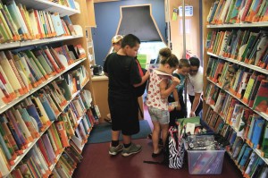 Los niños en la “Feria de Regreso a la Escuela”, que se celebró el 19 de julio en el Centro de Alimentos para Familias de Flagstaff, también tuvieron la oportunidad de escoger un libro u otros elementos de la Biblioteca Móbil Público de Flagstaff – Condado de Coconino durante la feria. 