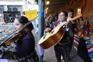 Mariachi Sol Azteca desde Tucson participa en la ceremonia de clausura en el histórico patio Jaime Golightly en el Museo del Norte de Arizona durante Celebraciones de la Gente de 2013. Foto: Star Hunter / AmigosNAZ ©2014  