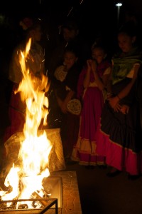 On the Cover: Young people gather around burning urn filled with prayers for the departed during the 2013 Día de los Muertos celebration in Winslow. From Flagstaff to Winslow, down south to Sedona and elsewhere in Arizona, Day of the Dead events are growing and becoming more elaborate. The 2014 edition of Celebraciones de la Gente will take place on Oct. 25-26 at the Museum of Northern Arizona, followed by the Día de los Muertos Celebration at the Snowdrift Art Gallery in Winslow on Nov. 1. Sedona will present its Día de los Muertos Celebration at Tlaquepaque on Nov. 1-2. See our cover story to learn about other Day of the Dead celebrations in Prescott, Phoenix and elsewhere in Arizona. ... 6 En la Portada: Los jóvenes se reúnen alrededor de una urna de la quema lleno de oraciones por los difuntos durante la celebración del Día de los Muertos de 2013 en Winslow. De Flagstaff a Winslow, al sur en Sedona y en otros lugares en Arizona, eventos del Día de los Muertos están creciendo y cada vez más elaborada. La edición 2014 de Celebraciones de la Gente se llevará a cabo los días 25-26 de octubre en el Museo del Norte de Arizona, seguido por la celebración del Día de los Muertos en la Galería de Arte Snowdrift en Winslow el 1 de noviembre.  Sedona presentará su Celebración del Día de los Muertos en Tlaquepaque el 1 y 2 de noviembre. Consulte nuestro artículo de portada para saber de otras celebraciones del día de los muertos en Prescott, Phoenix, y en otras partes de Arizona. ... 7